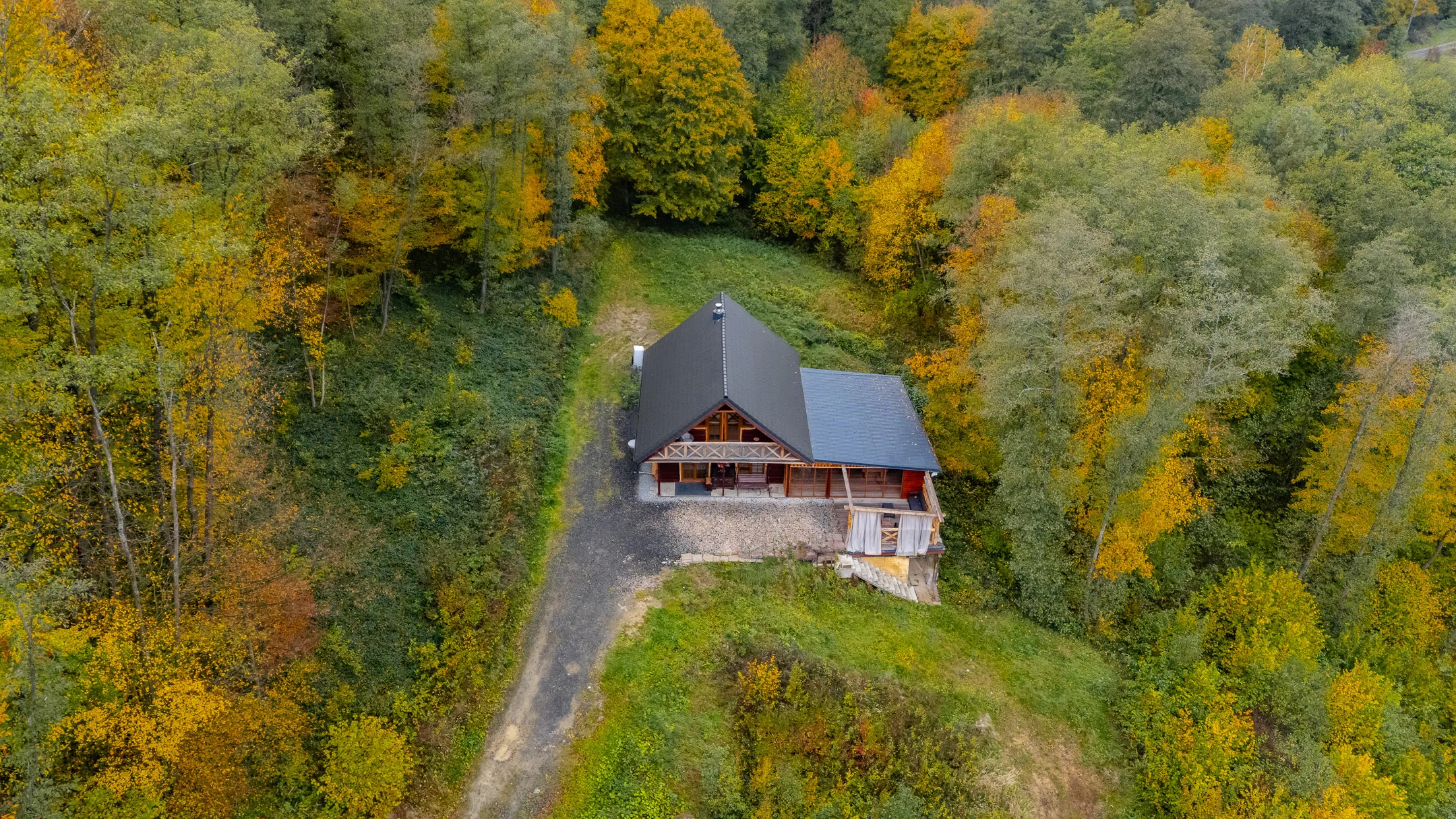 Letecký pohľad na chatu v lese